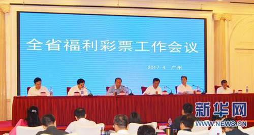 玛吉·史密斯（左一）、理查德·哈里斯（右二）、艾伦·瑞克曼（右一）随着玛吉·史密斯的离世，电影《哈利·波特》系列中的四位霍格沃滋校长扮演者全部与世长辞，分别是邓布利多扮演者理查德·哈里斯（前两部）和迈克尔·甘本（第三部开始），斯内普扮演者艾伦·瑞克曼。