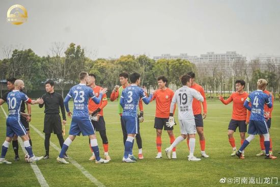 身着毛衫、皮衣和西装等单品的他在镜头中呈现着自然放松的姿态，玩转各种质感、色彩与图案，将不同秋季穿搭或深沉温暖、或充满趣味的风格拿捏得硬朗而 杨阳洋穿红马甲现身似小鸟 一路手舞足蹈心情靓 2014-12-26 日前，杨阳洋在北京出席某活动。