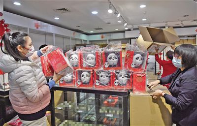 《银河补习班》连续7天获得日票房冠军，单日票房收4307万，累计票房5.71亿，跻身年度国产片票房前十。