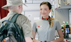 凯特·布兰切特优雅粉色亮相 《蓝色茉莉》将映 2013-07-24 纽约，当地时间7月22日，凯特·布兰切特在现代艺术博物馆MoMA出席了她主演的新片《蓝色茉莉》的首映礼，同时出席的还有该片演员彼得·萨斯加德和亚力克·鲍德温等。
